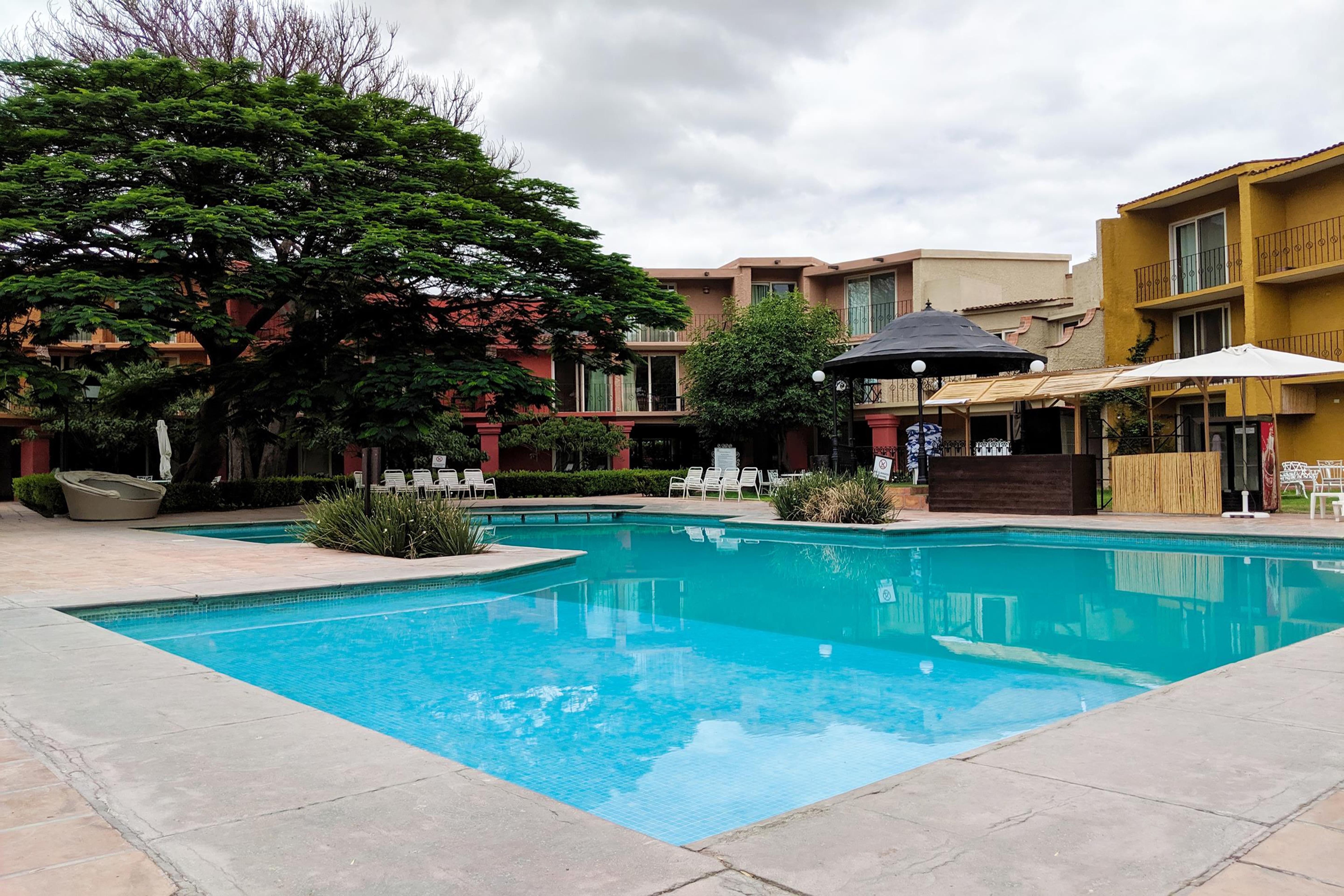 Real De Minas Альенде Экстерьер фото The pool at the hotel