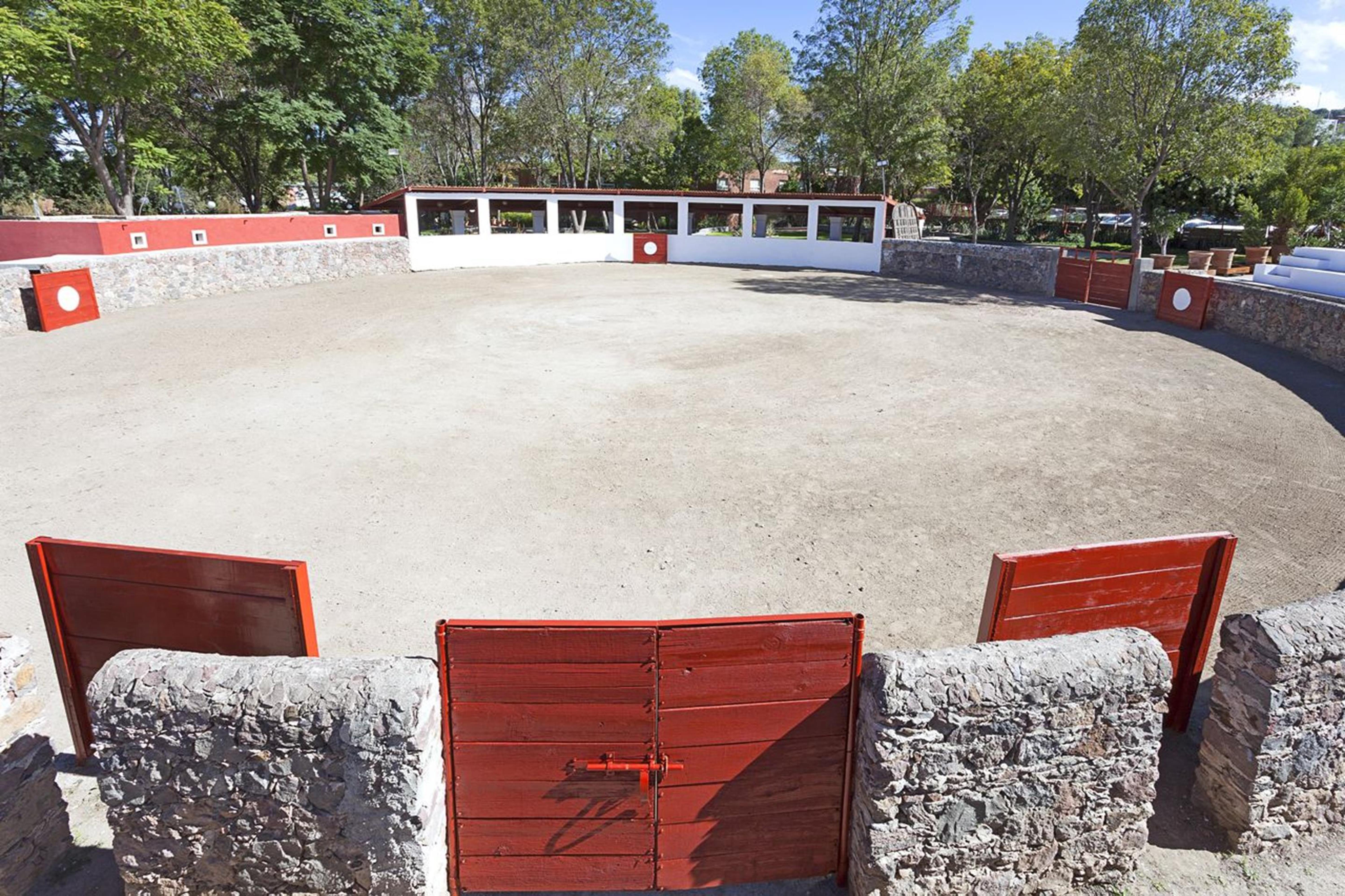 Real De Minas Альенде Экстерьер фото The bullring