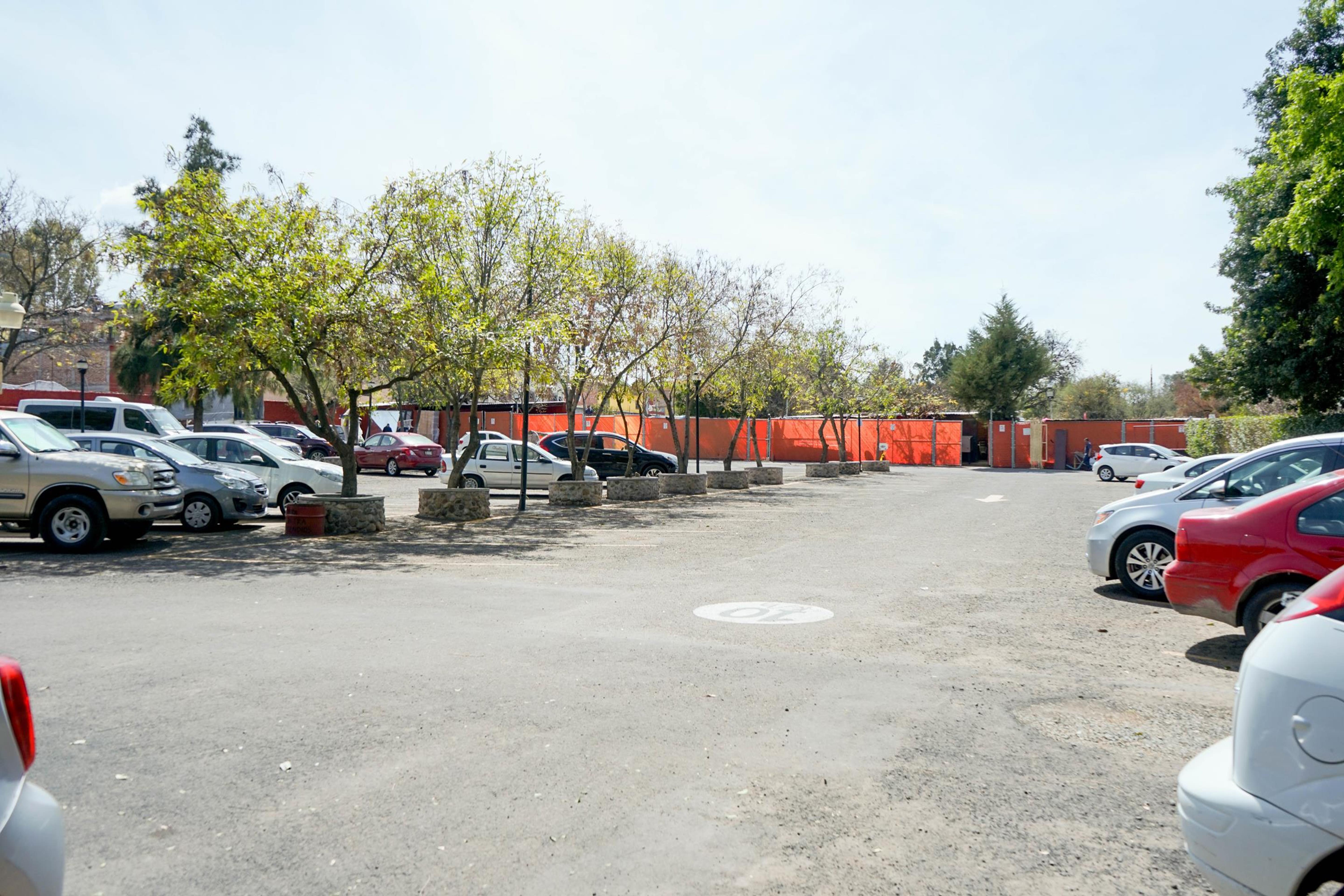 Real De Minas Альенде Экстерьер фото The parking lot of the station