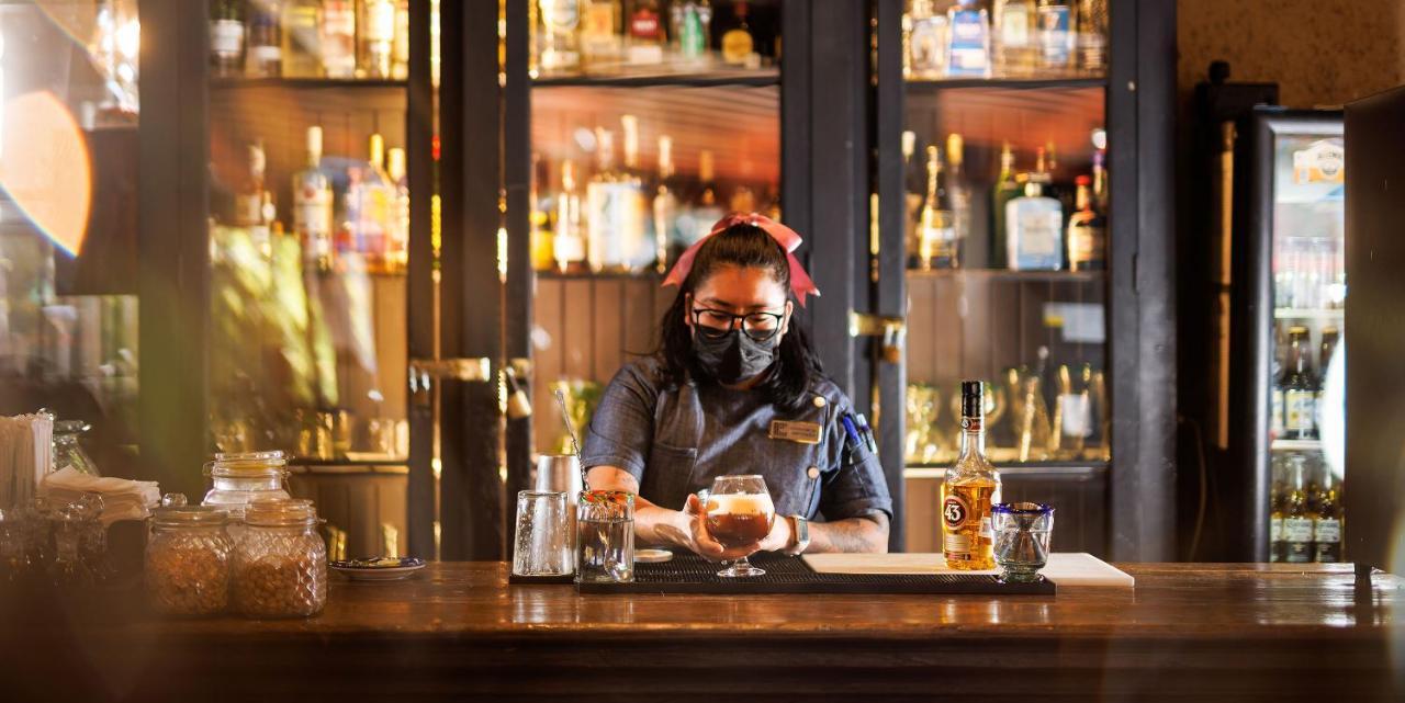Real De Minas Альенде Экстерьер фото A bartender at work